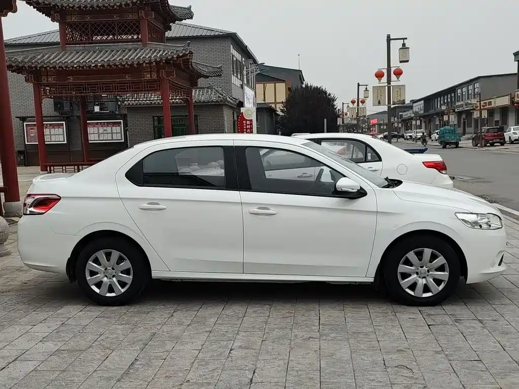 Peugeot 301 1.6 L Manual Comfort