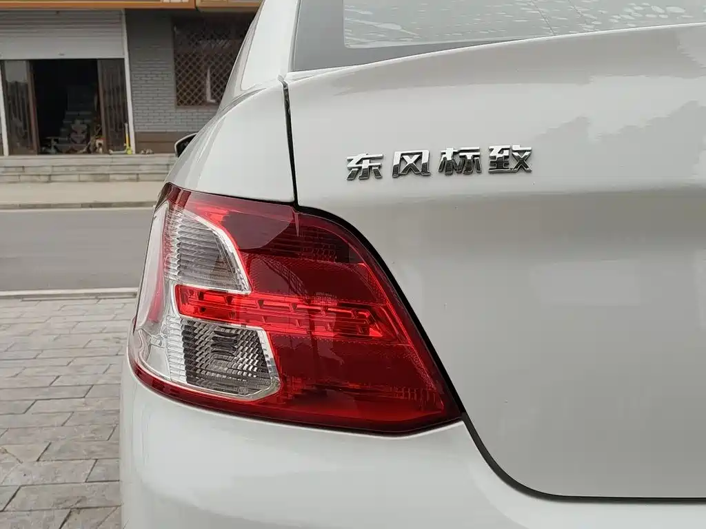 Peugeot 301 1.6 L Manual Comfort