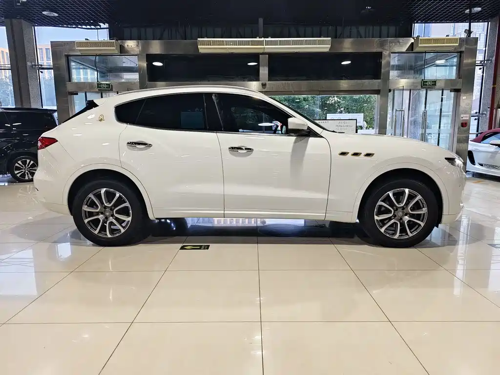 Levante 3.0 T Standard CN-V
