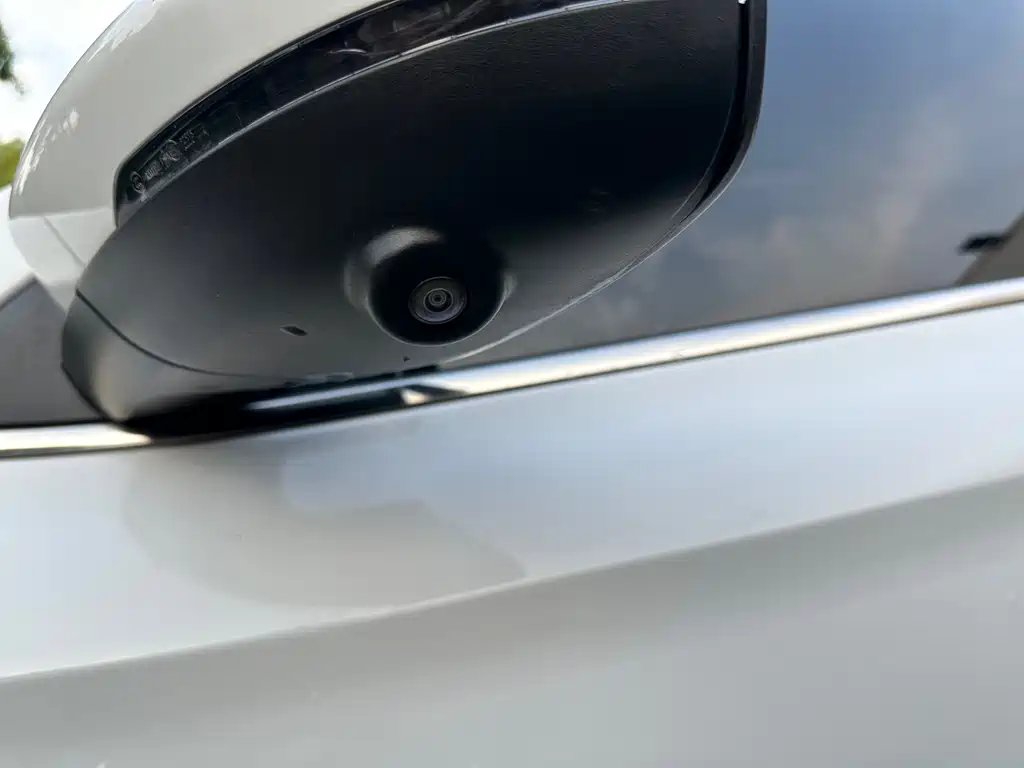 Roewe i5 1.5 L Auto 4 G Connected Leading Luxury Flagship