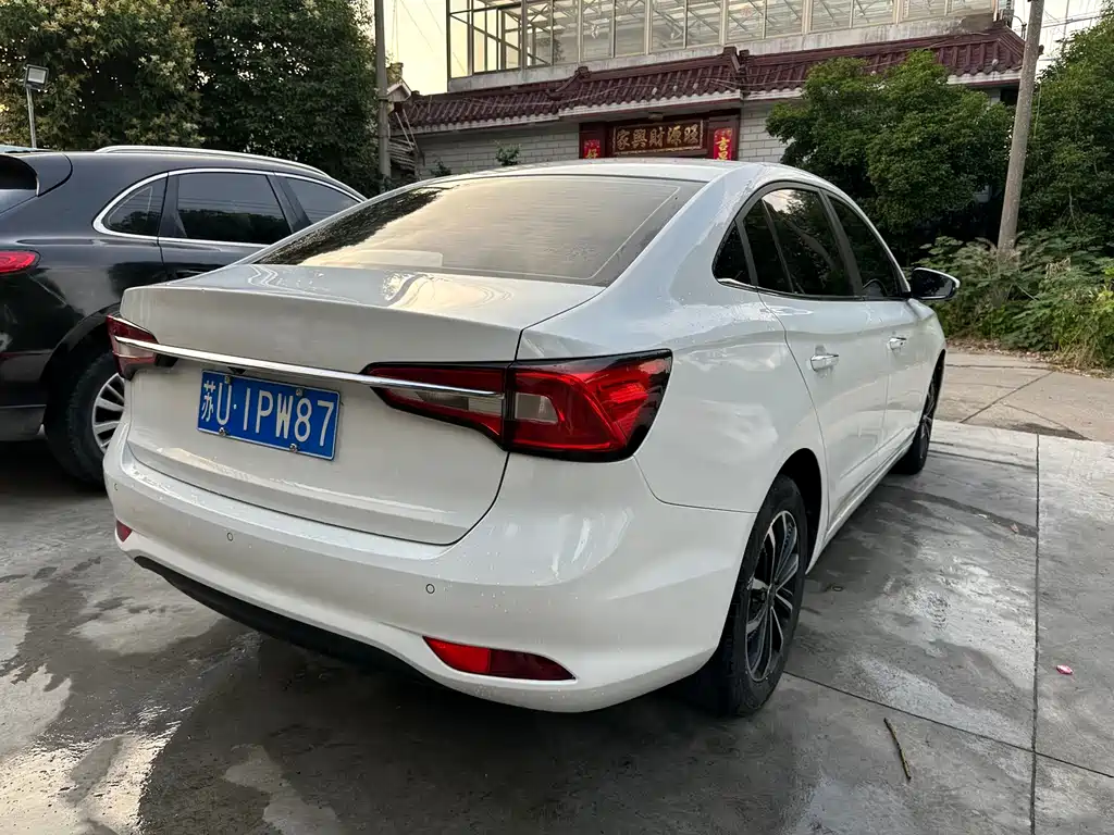 Roewe i5 1.5 L Auto 4 G Connected Leading Luxury Flagship