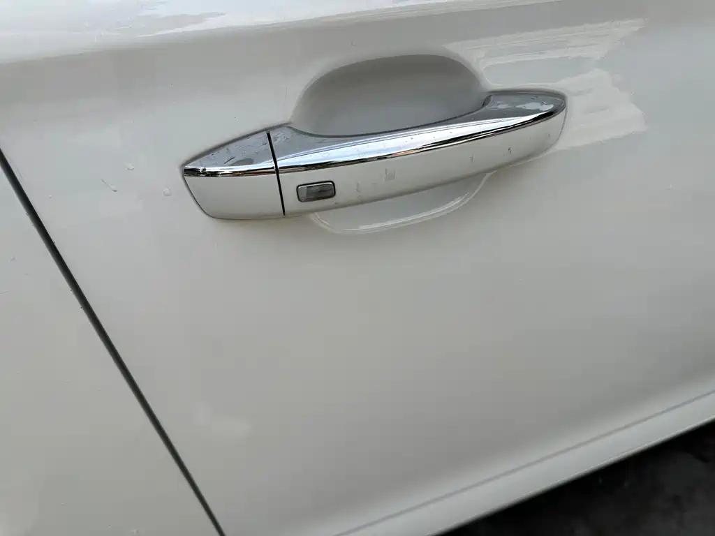 Roewe i5 1.5 L Auto 4 G Connected Leading Luxury Flagship