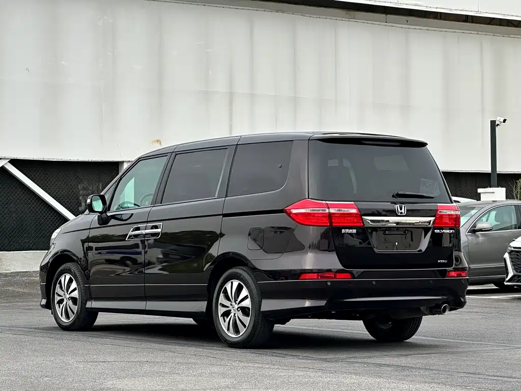 Elysion 2.4 L VTi-S Distinguished