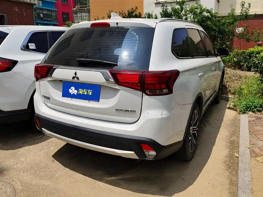 Outlander 2.0 L 2 WD Glory 5-seat