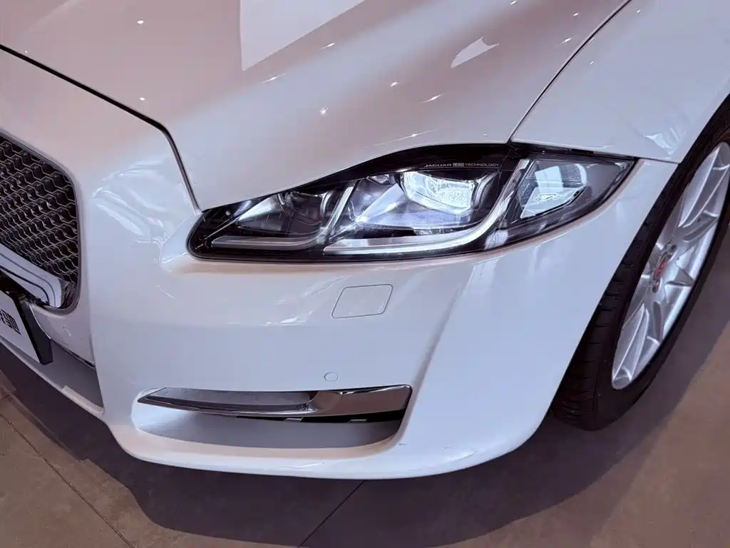 Jaguar XJ XJL 2.0 T 2 WD Graceful Business