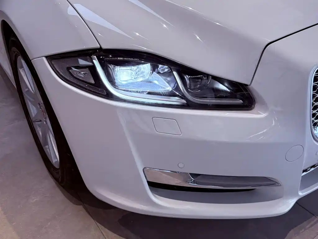 Jaguar XJ XJL 2.0 T 2 WD Graceful Business