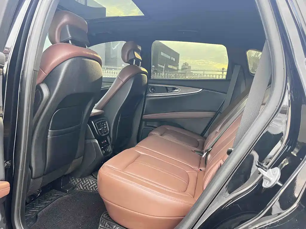 Nautilus 2.7 T 4 WD Honor Shine