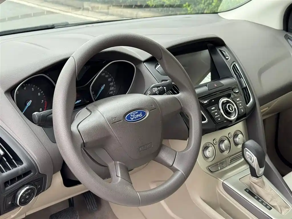 Focus Sedan 1.6 L Auto Comfort