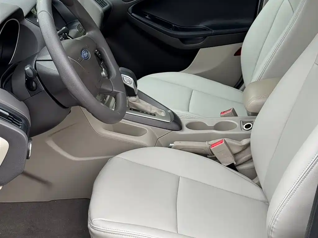 Focus Sedan 1.6 L Auto Comfort
