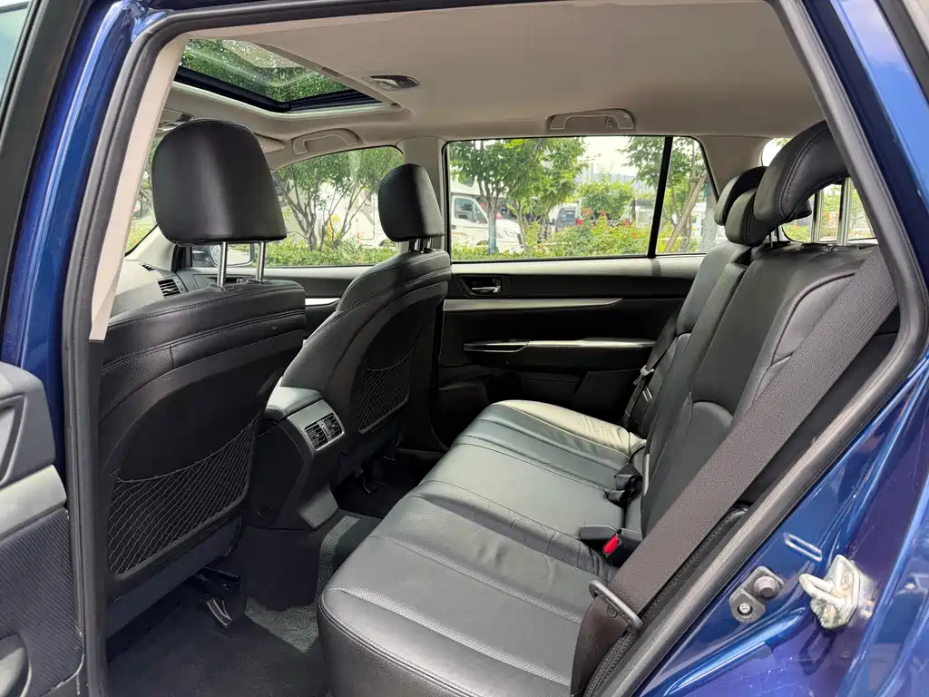 Legacy 2.0 i Luxury Wagon