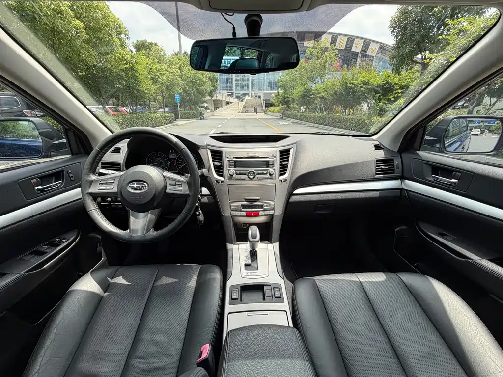 Legacy 2.0 i Luxury Wagon