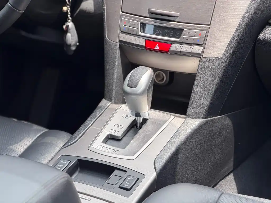 Legacy 2.0 i Luxury Wagon