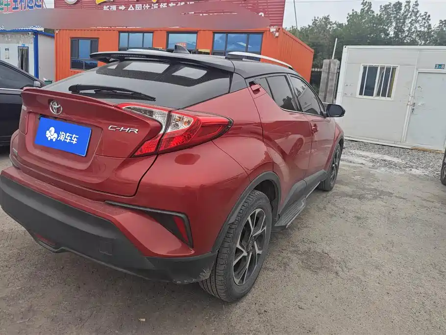 Toyota C-HR 2.0 L Leading Sunroof CN-VI