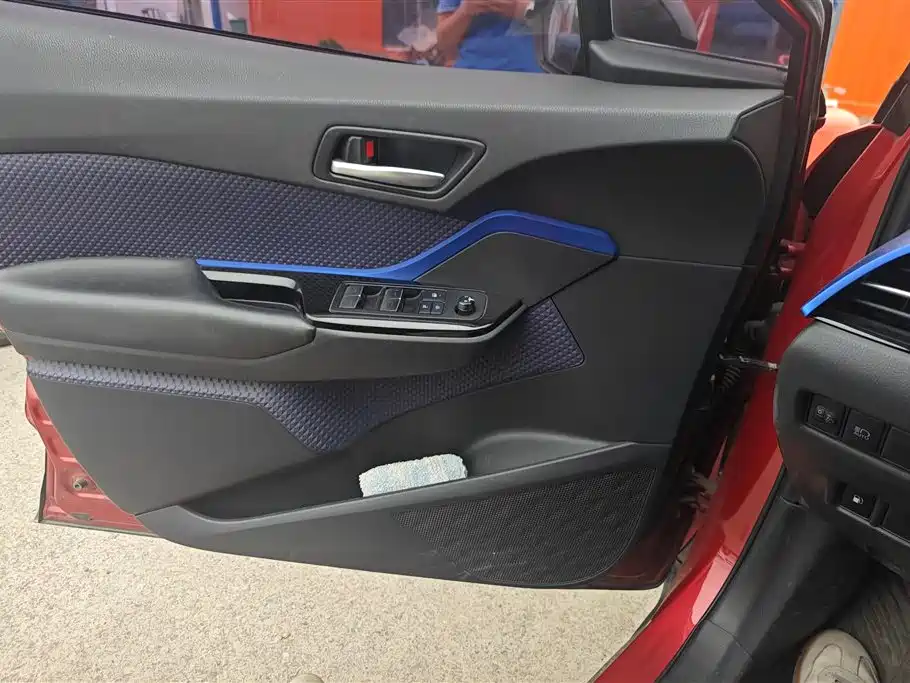 Toyota C-HR 2.0 L Leading Sunroof CN-VI