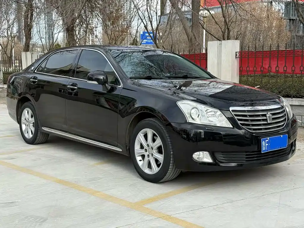 Crown 2.5 L Royal Leather Sunroof Special Edition