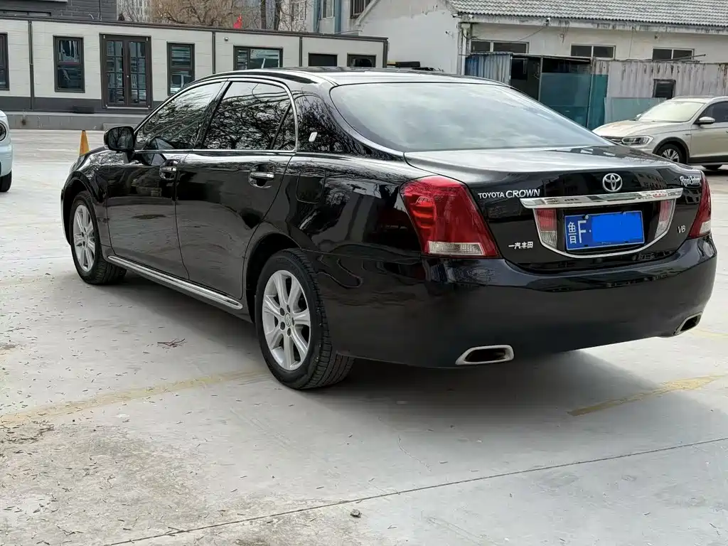 Crown 2.5 L Royal Leather Sunroof Special Edition