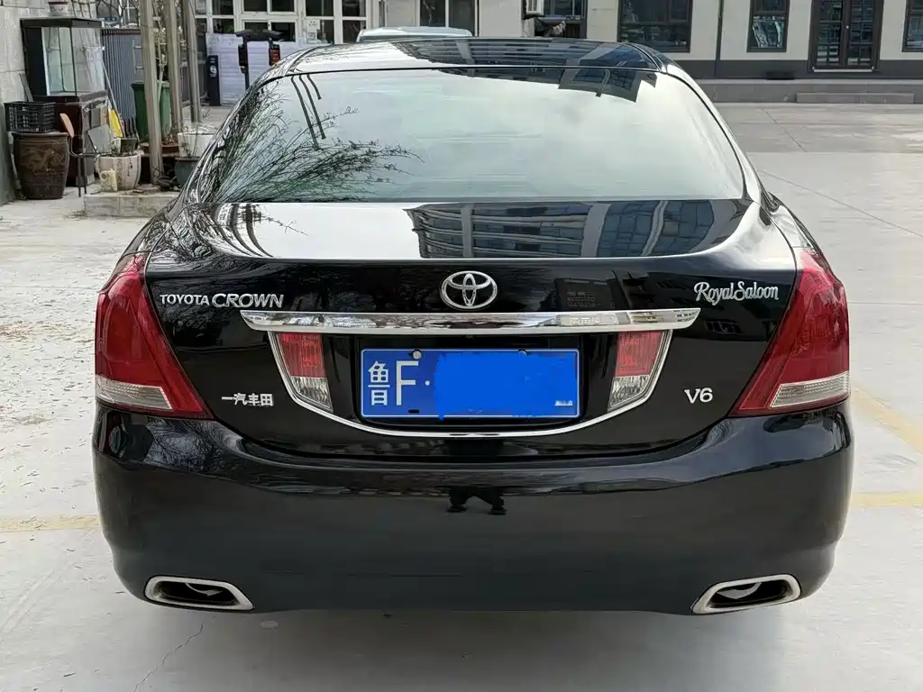 Crown 2.5 L Royal Leather Sunroof Special Edition