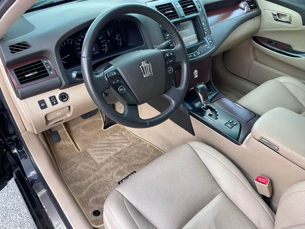 Crown 2.5 L Royal Leather Sunroof Special Edition