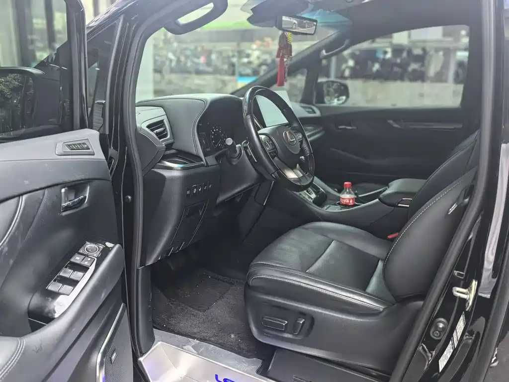 Lexus LM 300 h 7-seat Elegant
