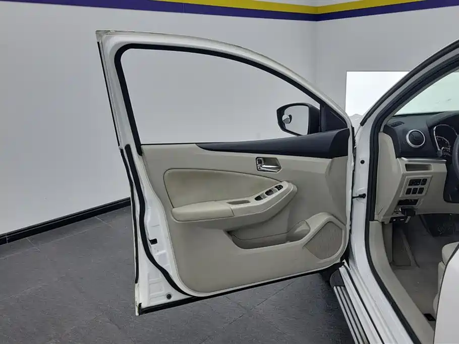 Venucia T70 2.0 L CVT Wise Travel