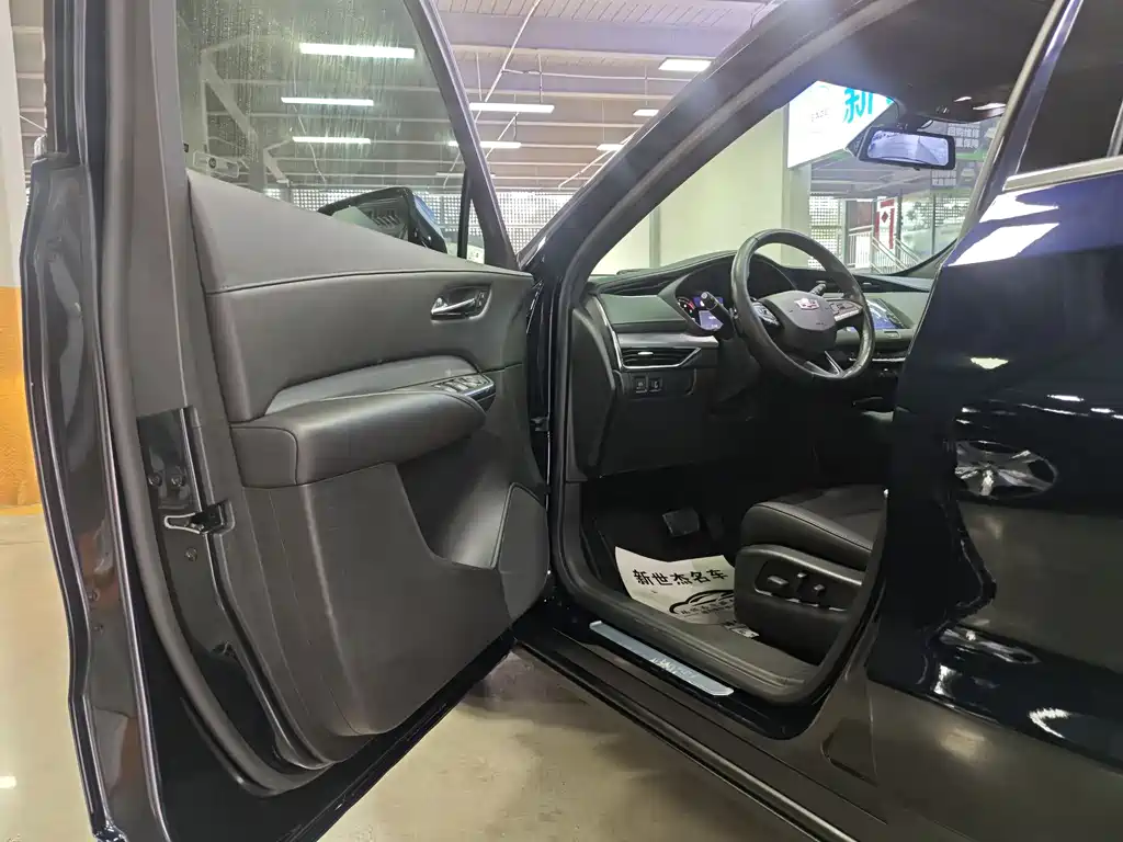 Cadillac XT4 28 T 2 WD Leading