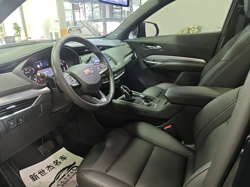 Cadillac XT4 28 T 2 WD Leading