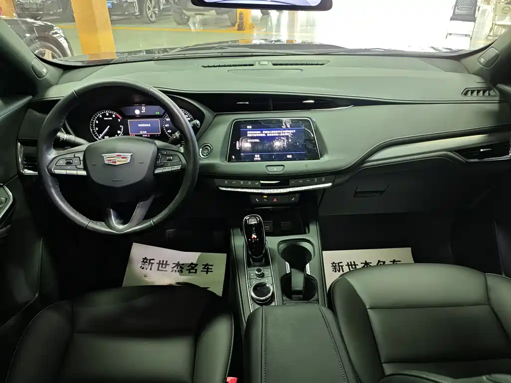 Cadillac XT4 28 T 2 WD Leading