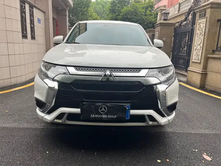 Mitsubishi Outlander 2.0 L 2 WD Smooth Travel 5-seat