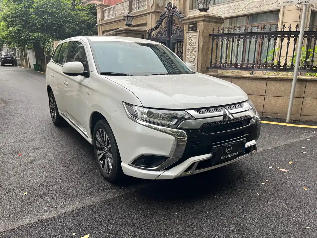 Outlander 2.0 L 2 WD Smooth Travel 5-seat