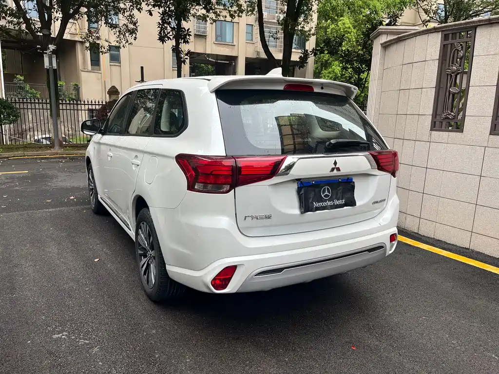 Outlander 2.0 L 2 WD Smooth Travel 5-seat