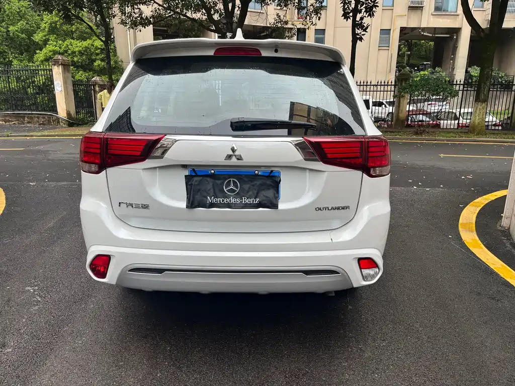 Outlander 2.0 L 2 WD Smooth Travel 5-seat