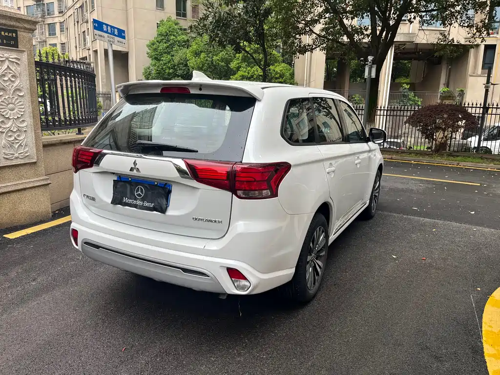 Outlander 2.0 L 2 WD Smooth Travel 5-seat