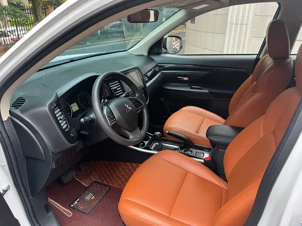 Outlander 2.0 L 2 WD Smooth Travel 5-seat