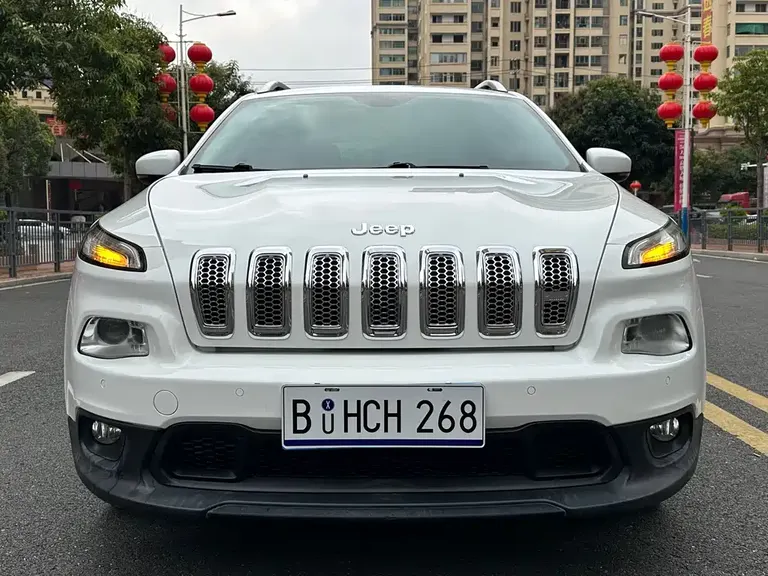 Jeep Cherokee 2.4 L Leading