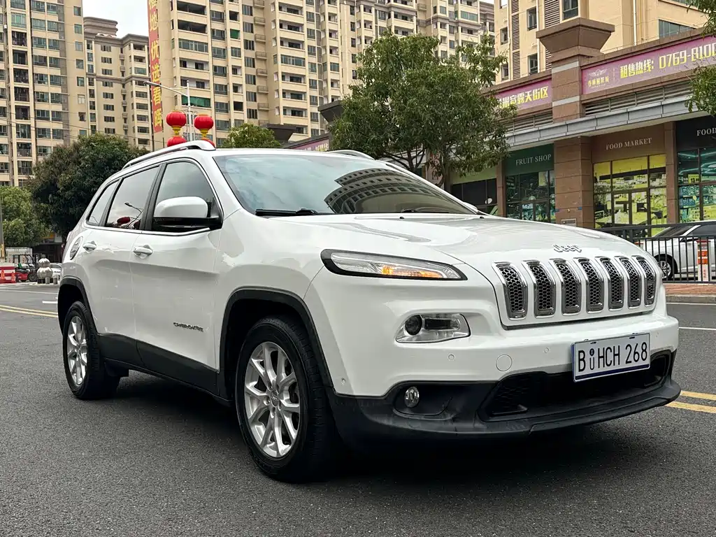 Cherokee 2.4 L Leading
