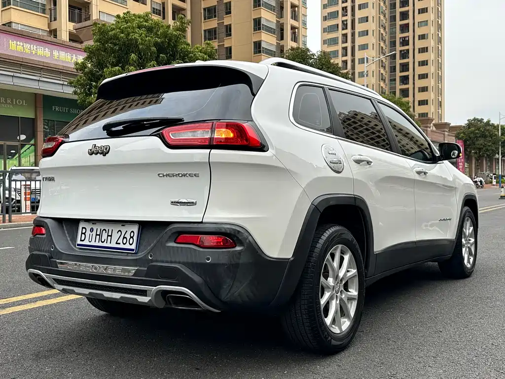 Cherokee 2.4 L Leading