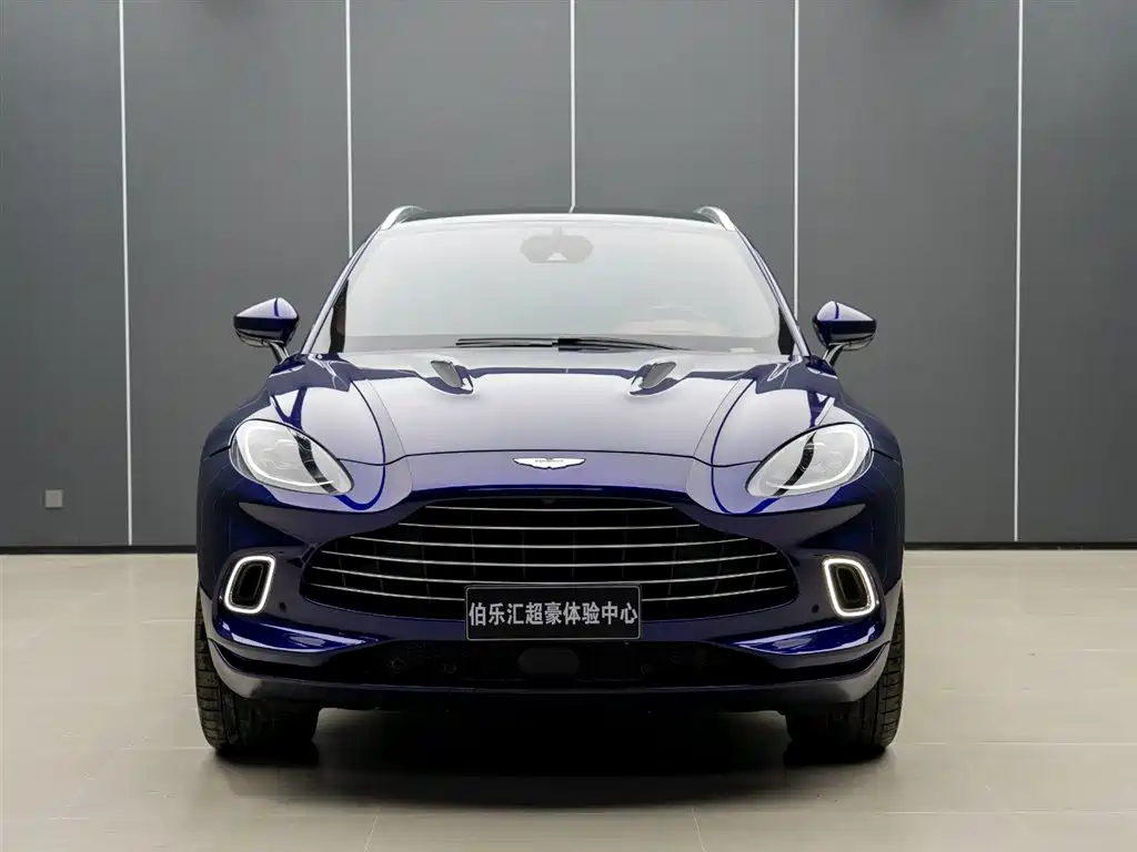 Aston Martin DBX 3.0 T STRAIGHT-SIX