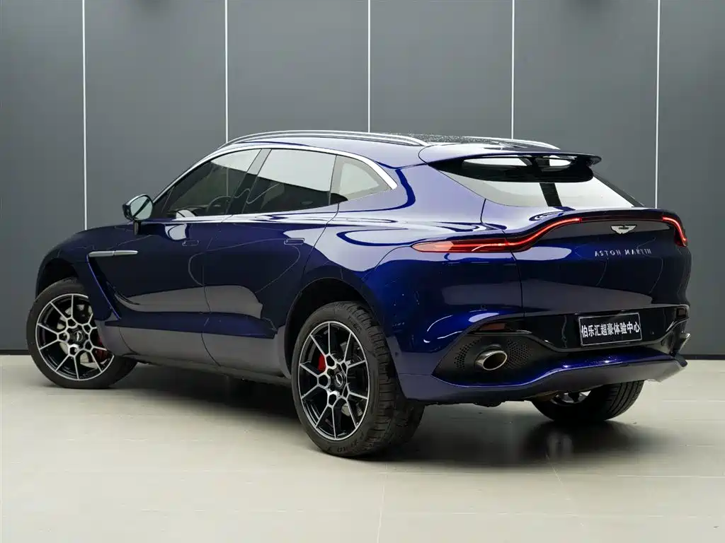 Aston Martin DBX 3.0 T STRAIGHT-SIX