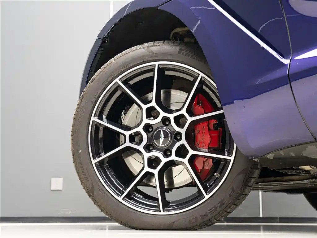 Aston Martin DBX 3.0 T STRAIGHT-SIX