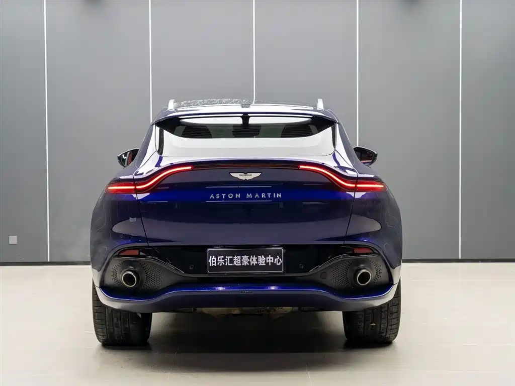 Aston Martin DBX 3.0 T STRAIGHT-SIX