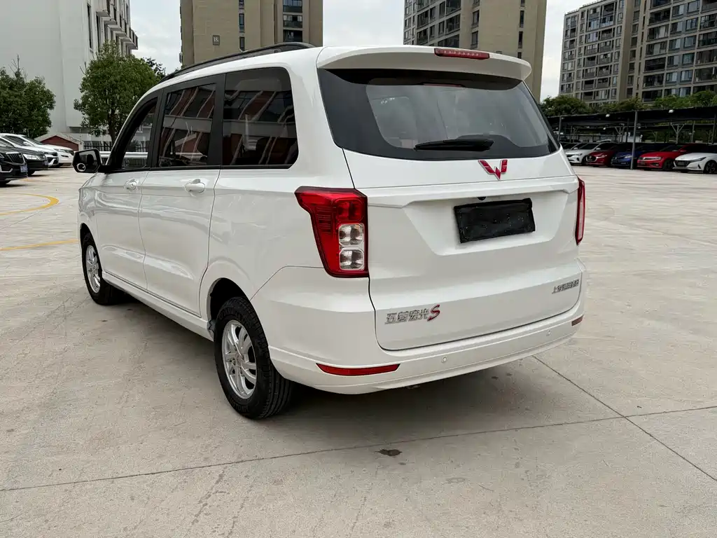 Wuling Hongguang 1.5 L S Standard LAR