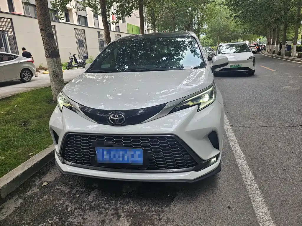 Granvia 2.5 L Hybrid Distinguished PLUS 4 WD