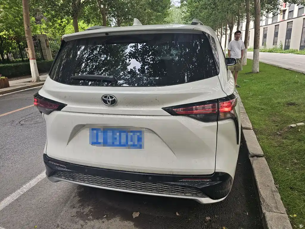 Granvia 2.5 L Hybrid Distinguished PLUS 4 WD