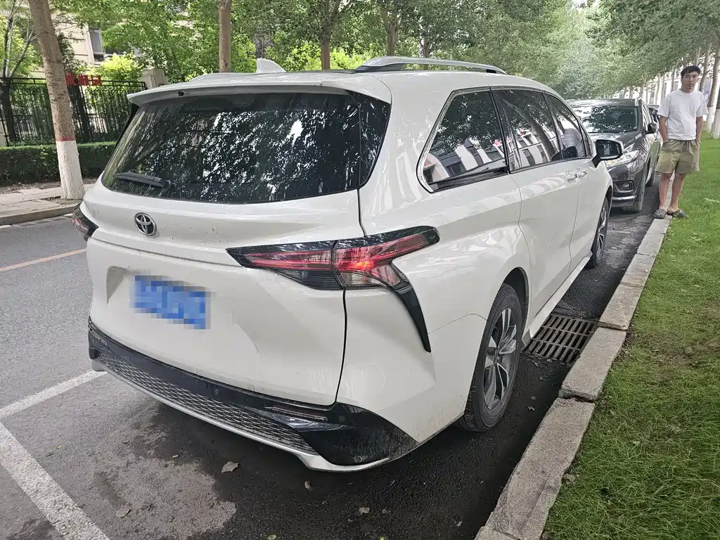 Granvia 2.5 L Hybrid Distinguished PLUS 4 WD