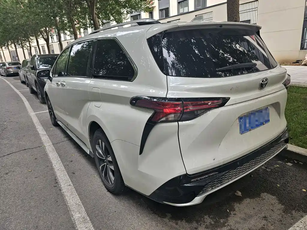Granvia 2.5 L Hybrid Distinguished PLUS 4 WD