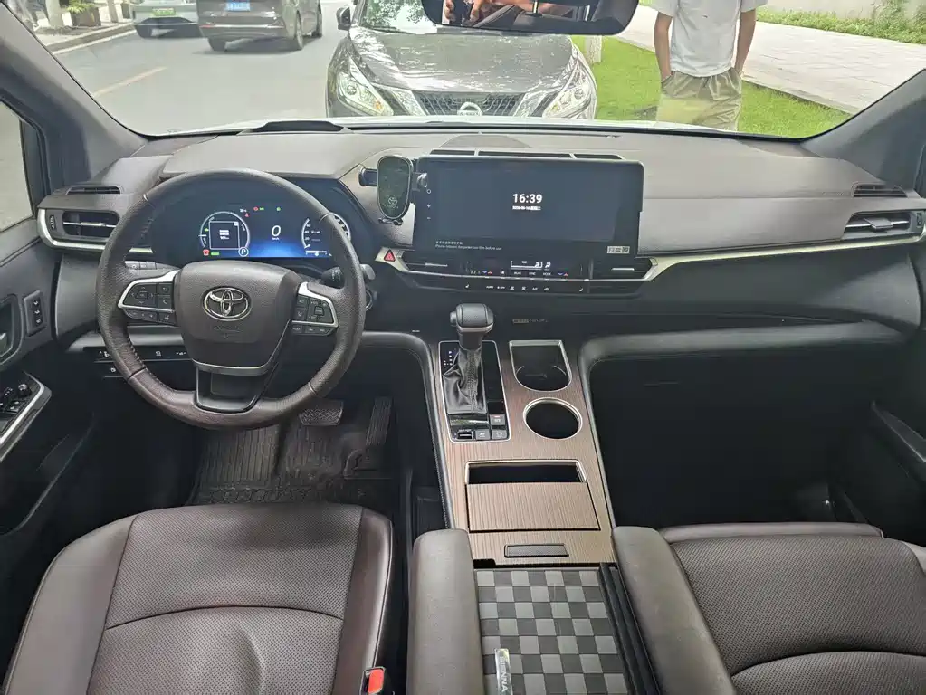 Granvia 2.5 L Hybrid Distinguished PLUS 4 WD