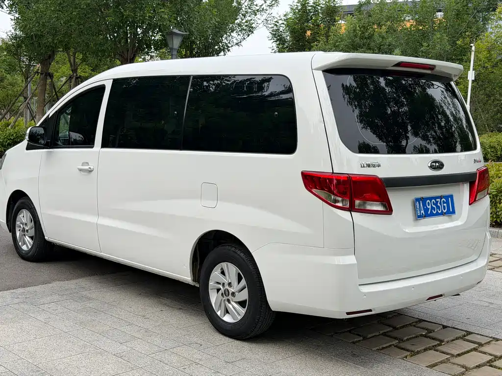 Refine M4 2.0 L Manual Business Travel