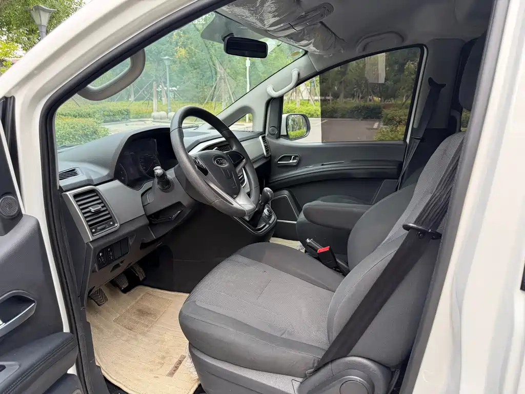 Refine M4 2.0 L Manual Business Travel