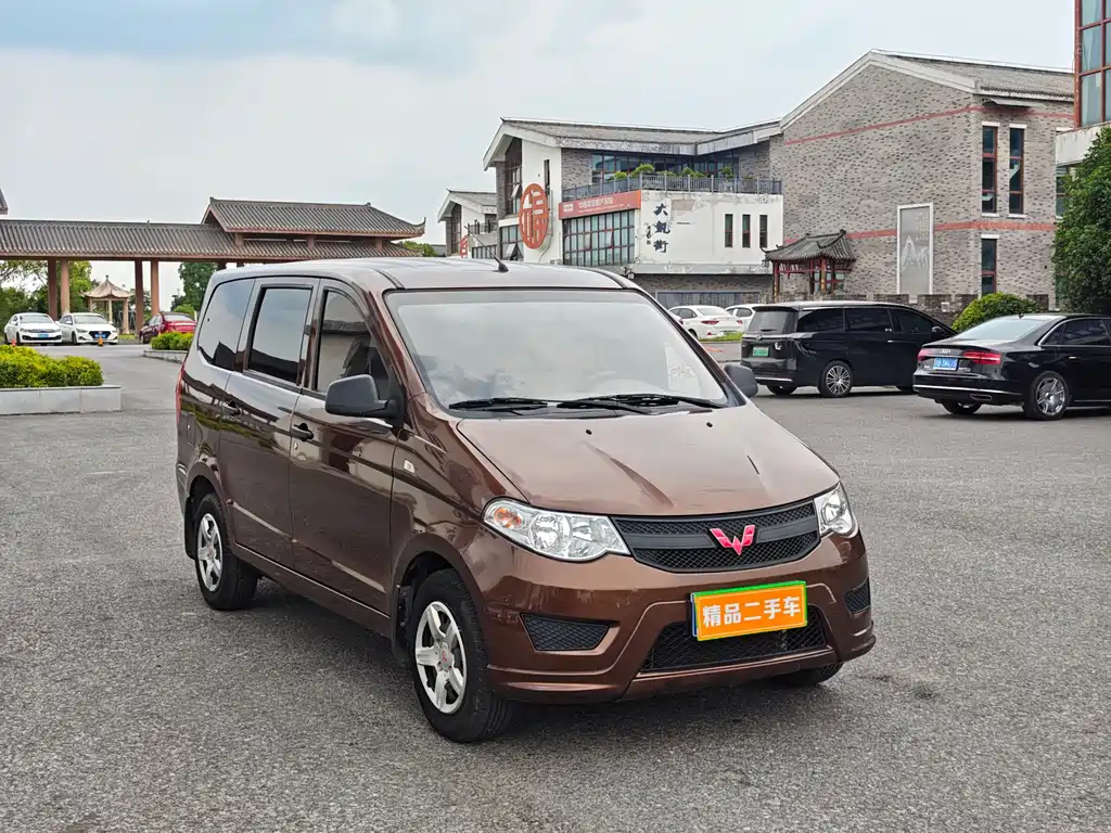 Wuling Rongguang S 1.5 L Basic 5 7-seat