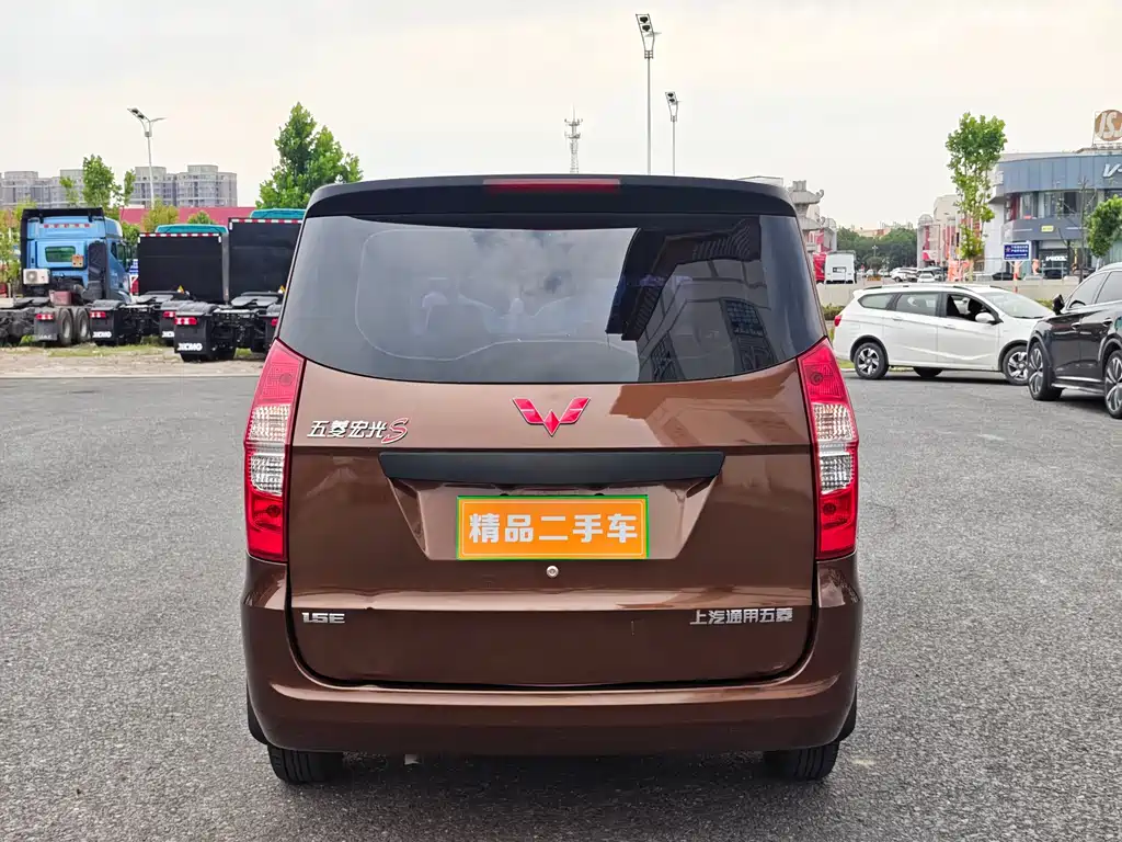 Wuling Rongguang S 1.5 L Basic 5 7-seat